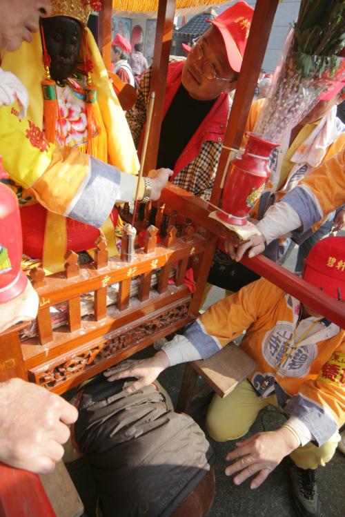 東山迎佛祖_東山迎佛祖_02鑽轎腳