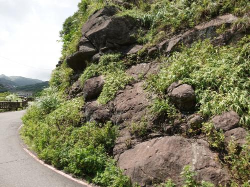 具節理構造的塊狀安山岩