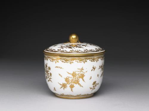 十八世紀法國賽佛爾窯白釉金彩花卉瓷罐