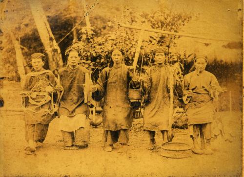平埔族婦女與織布工具