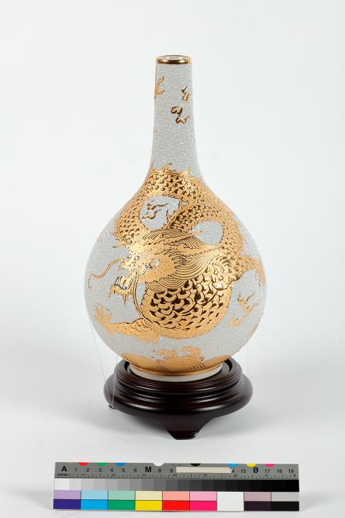 金彩蟠龍膽瓶(Gallbladder-shaped Vase with Golden Dragon Decoration)