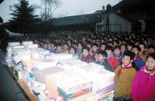 吳漪曼贈書給家鄉雪堰橋小學的場面