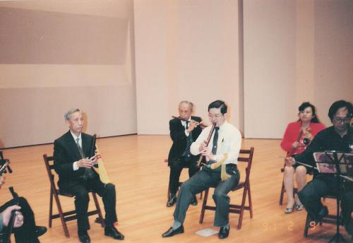中華絃管研究團於臺南文化中心演出，蔡添木為左二擫笛者