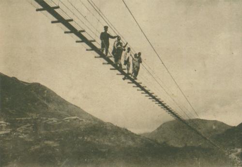 鐵線橋上的原住民
