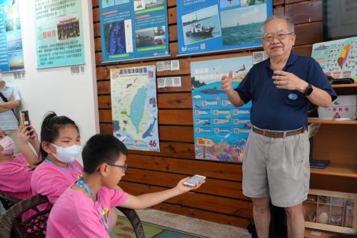 邵廣昭老師前往龍鳳漁港為小記者解說離岸風電與生態環境影響