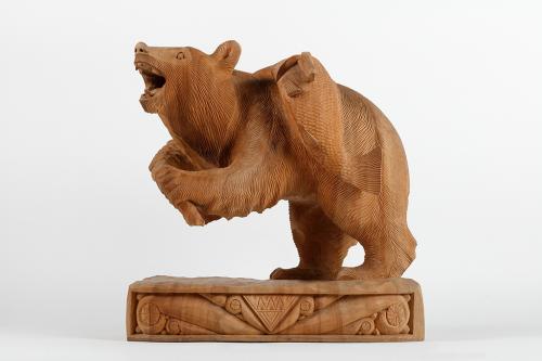 熊捕魚木雕(Bear Catching Fish Wooden Sculpture)