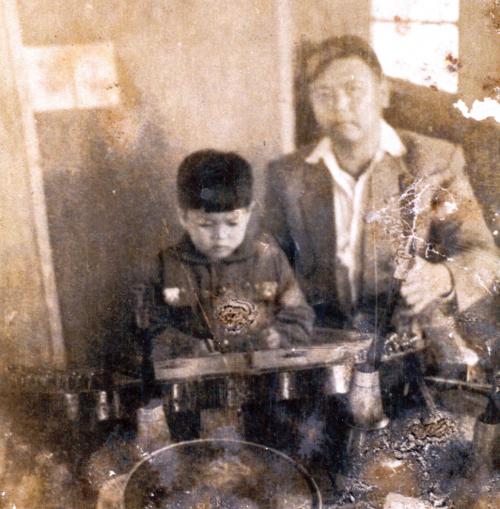 六歲的鄭榮興常與祖父陳慶松一同出場演奏