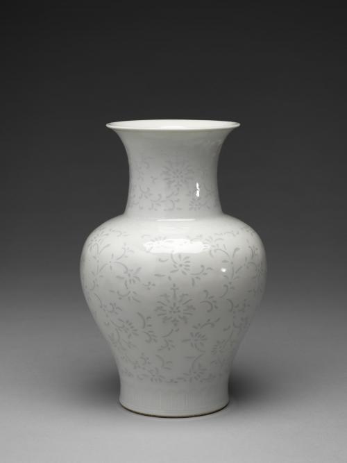 清 甜白鏤空填釉花卉瓶