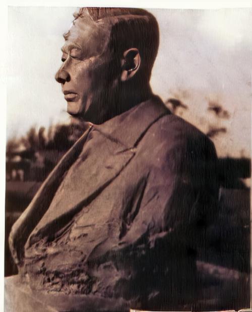 1943年，台中農業試驗場末永仁銅像側寫。