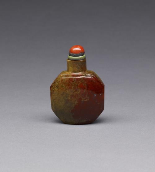 Snuff Bottle with Design of Oozing Red