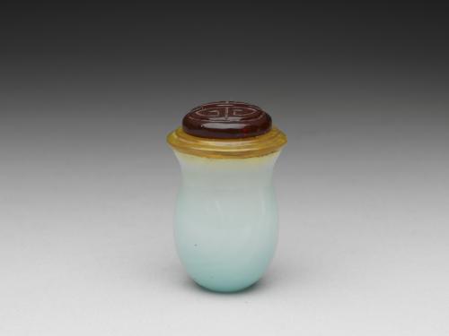 清 十八至十九世紀 淡藍玻璃鼻煙壺