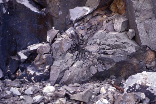 礦石開採的炸孔遺跡