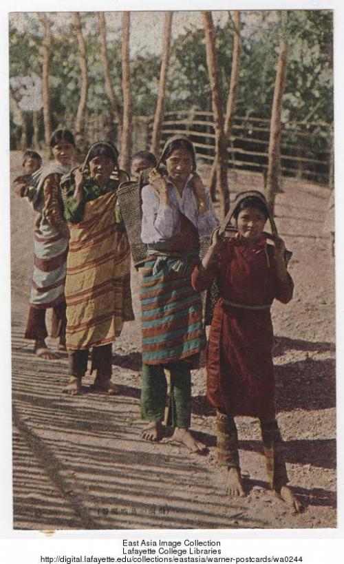 （臺灣蕃地風俗）背著籃子和嬰兒的四個泰雅族婦女