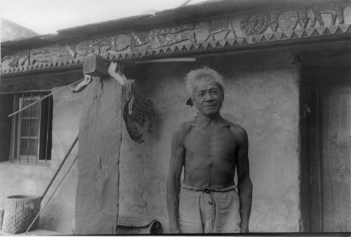 部落男子與房屋雕簷
