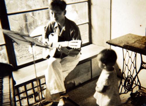 本文作者郭淑慈兩歲時，聽爸爸郭子究彈吉他