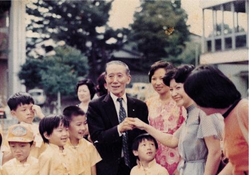 呂炳川 才能教育幼稚園師生與鈴木鎮一合影