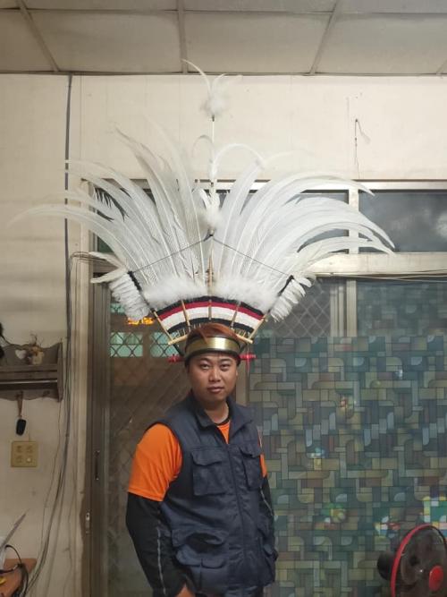 哈基濘部落青年會會長王明立頭戴自製阿美族男子頭飾
