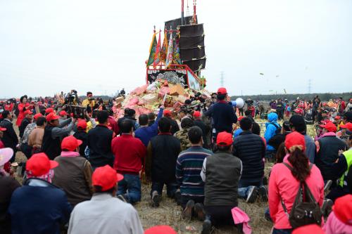 馬鳴山五年千歲_村民跪送王船