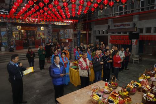 永安宮廟埕祭拜三界公