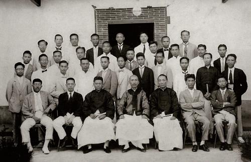 1925 年「臺灣文化協會講演團」於新竹合影