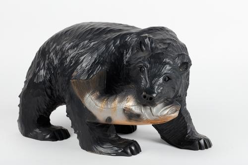 灰熊銜魚木雕(Grizzly Bear with Fish Wooden Sculpture)