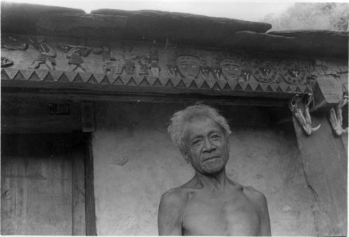 部落男子與房屋雕簷