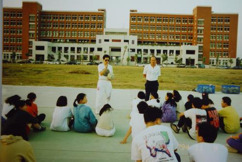 1994年12月8日第一屆學生上體育課活動情況