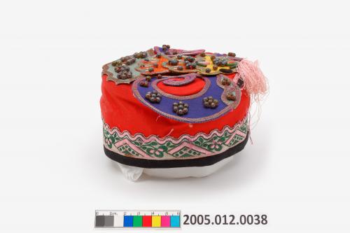 紅地盤金珠飾刺繡碗帽