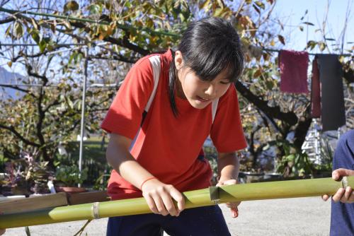 博屋瑪國小學生處理竹子