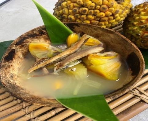 盛裝巴基魯魚乾(麵包果)湯的大型椰子殼