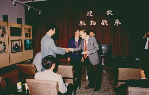 1995年3月24日越南清化省省主席梅春明參訪2