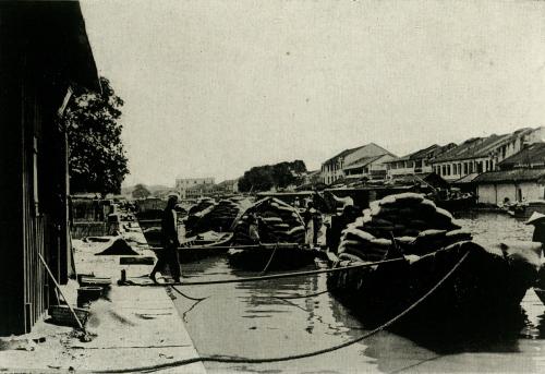 1940年代堤岸運河上的米船