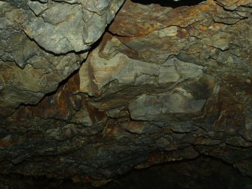 坑道內的矽化角礫岩（早年探勘影像）