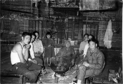 調查人員石磊(右一)與庫巴博社 ( Kbbu；舊南澳 ) 老獵人Kawil Toras一家晚飯後合影