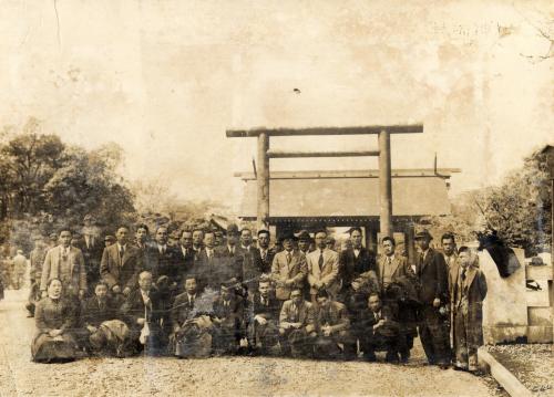 1938年臺灣新民報社神宮參拜內地視察團合照-靖國神社