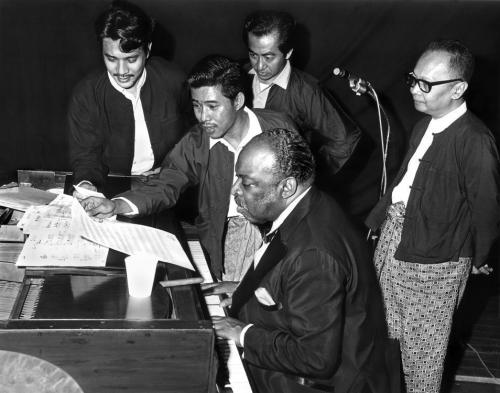 美國爵士鋼琴樂手Count Basie 和緬甸演員暨歌手Win Oo（左一）排練的情景（1971）