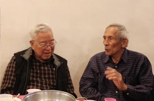 阮昌銳（左）與當時翻譯人Tosung 江新財（左）合影