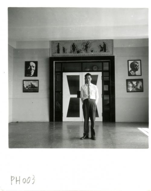 中國青年音樂圖書館外觀與門口黑白照片