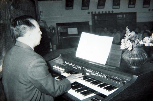郭子究在花蓮中學音樂教室彈電子琴教普通班音樂課