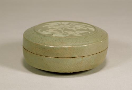 青瓷鑲嵌牡丹紋蓋盒