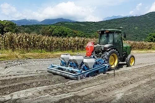 以大豆的「真空播種機」來播種樹豆