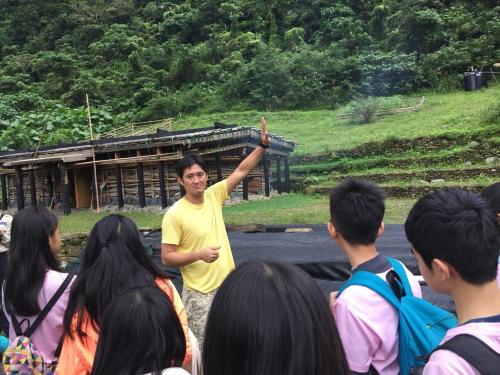 Wilang向學生介紹傳統泰雅家屋