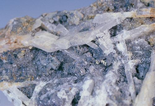 重晶石常生長在礦體的較頂部