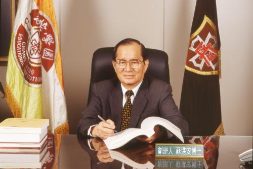1993年長榮大學創辦人蘇進安博士於辦公室獨照