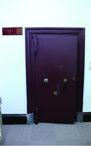 金庫門內部(Inside the vault door)