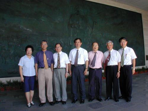 2001年6月8日創辦人、校長與李遠哲合影