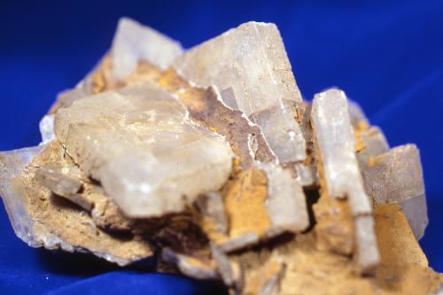重晶石成分是硫酸鋇，可算是石膏( 硫酸鈣) 的親戚