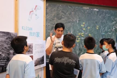 Wilang老師與學生討論klesan過去居住區域與生活