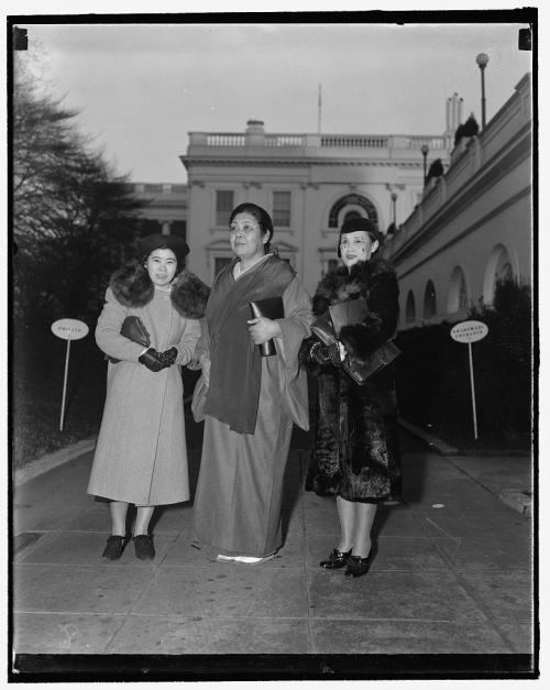 1937年山田わか(中立者)於美國華盛頓會見第一夫人時留影(LC-H22- D-2858)
