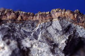 明礬石的晶體常以層狀生長